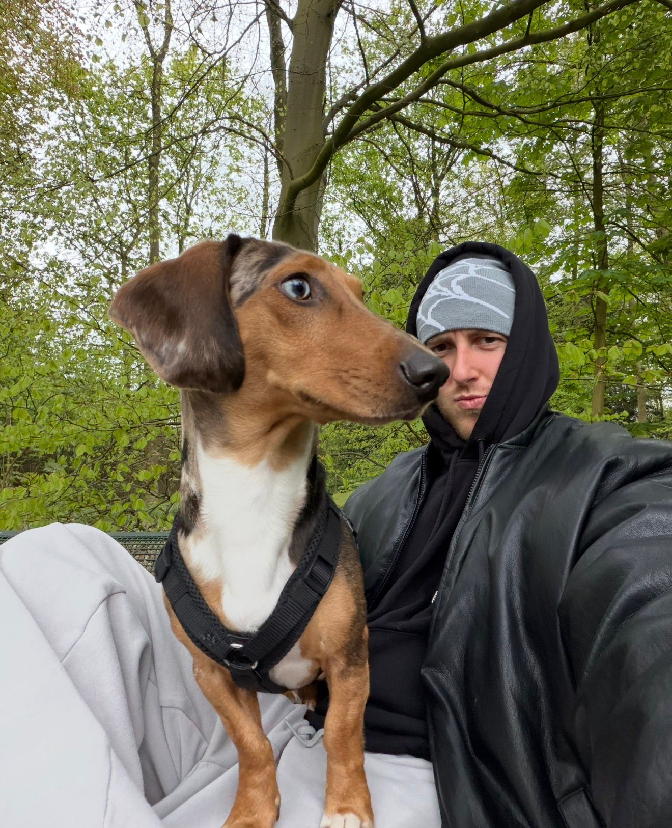 Nico und Tyson Selfie im Wald